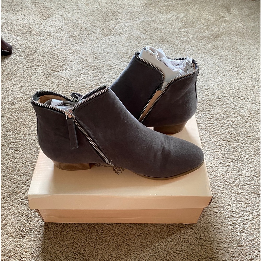 Size 10-grey boots